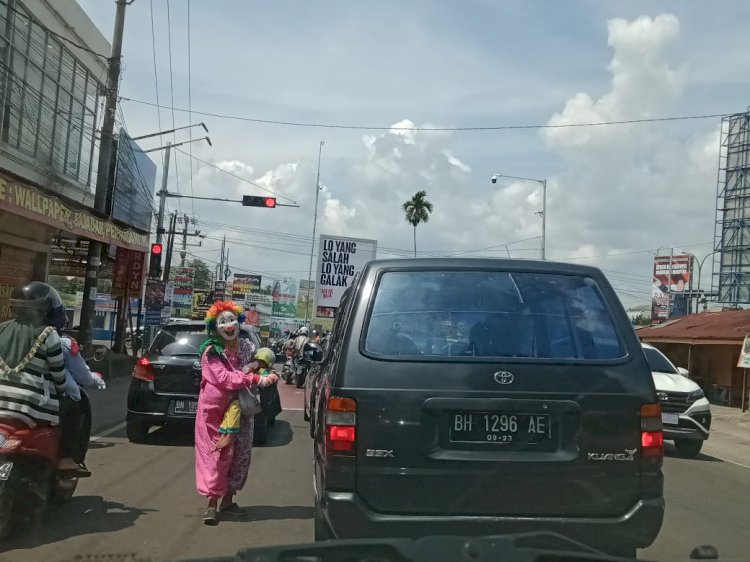 Demi Penuhi Kebutuhan, Soraya Rela Jadi Badut Sambil Bawa Anaknya di Kota Jambi