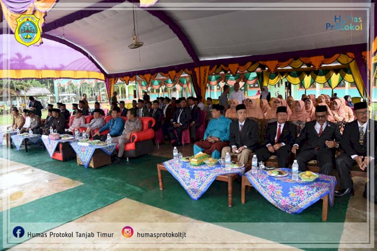 Diguyur Hujan, Bupati Tanjab Timur Tetap Pimpin Upacara HAB Kemenag RI