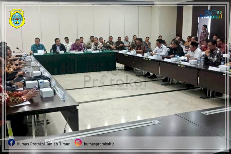 Sekda Tanjab Timur Tanda Tangani Dokumen Naskah Hibah dan BAST Proyek PLUP