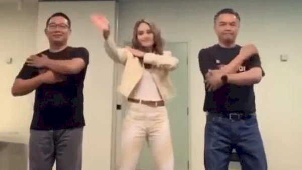 Ridwan Kamil TikTok Bareng Cinta Laura, Netizen: Pantesan Gubernurnya Main Tiktok Mulu, Alay, Urusin Banjir Tuh!