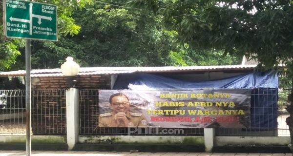 Spanduk Kritikan untuk Gubernur Anies: Banjir Kotanya, Habis APBD-nya, Tertipu Warganya, Mundur Aje Deh!