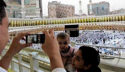 Gegara Virus Corona, Arab Saudi Hentikan Sementara Layanan Umroh