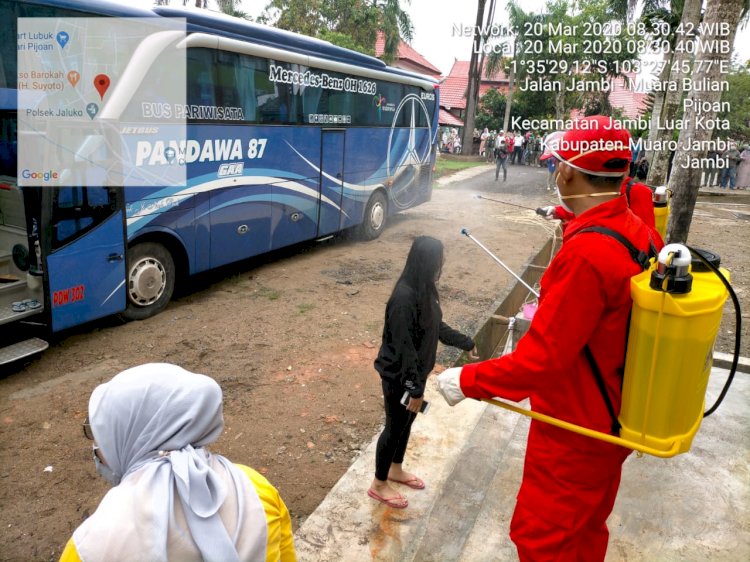 Pulang Dari Tour, Puluhan Siswa SMA N 1 Kota Jambi Disemprot Cairan Disinfektan