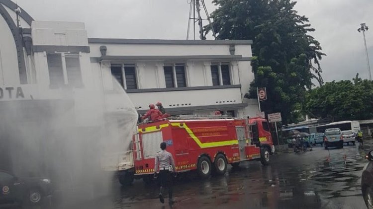 Anak Buah Anies Lakukan Penyemprotan Disinfektan Gunakan Mobil Damkar di Sejumlah Titik