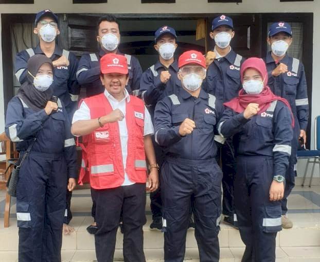 Antisipasi Penyebaran Corona, Ketua DPRD Sarolangun Lakukan Penyemprotan Disinfektan Bersama PMI