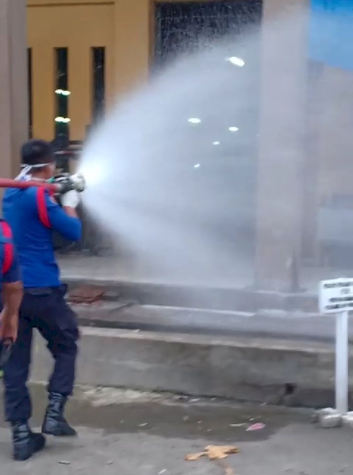 Cegah Corona, Mobil Damkar Bungo Semprotkan Cairan Disinfektan