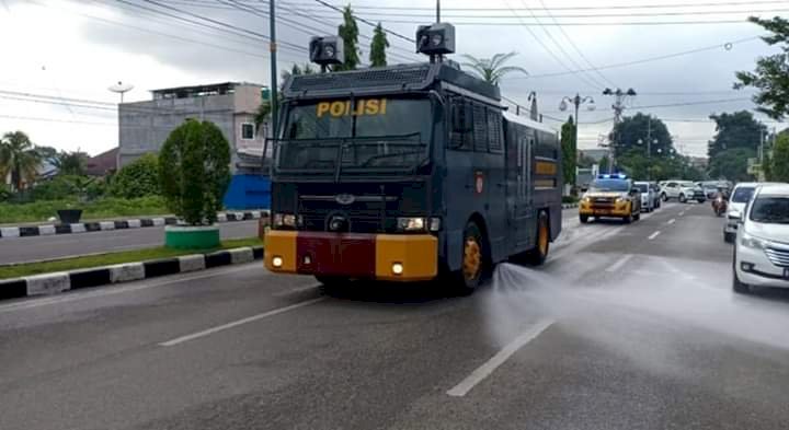 Gunakan Mobil Water Canon, Polres Bungo Semprotkan Disinfektan di Jalur Protokol