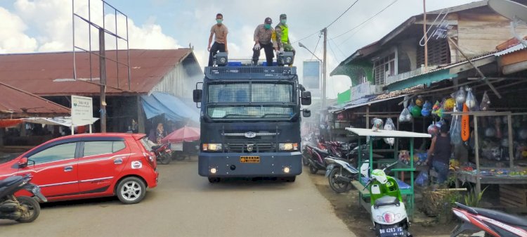 Polres Muarojambi Semprot Disinfektan di Fasilitas Umum