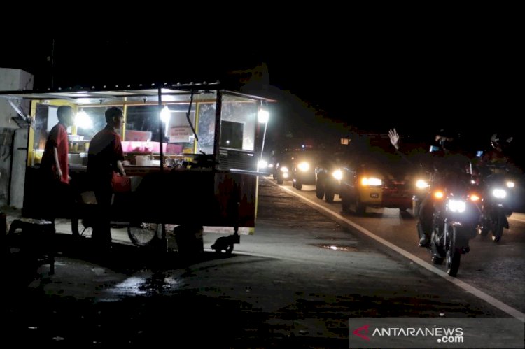Berlakukan Jam Malam, Petugas Bubarkan Lapak PKL di Mataram