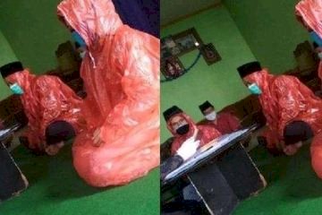 Aksi Nekat Akad Nikah Gunakan Jas Hujan, Penghulu Sebut Mempelai Pria yang Berstatus ODP Covid-19: Suhunya Tinggi